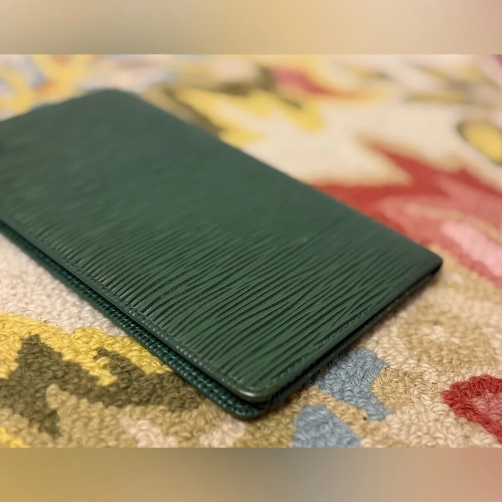 LOUIS VUITTON Vintage Unisex Green Epi Leather Long Bi-Fold Agenda Wallet